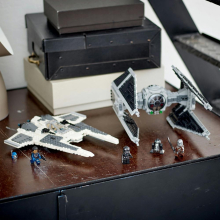                             LEGO® Star Wars™ 75348 Mandalorianská stíhačka třídy Fang proti TIE Interceptoru                        