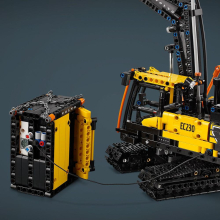                             LEGO® Technic 42175 Nákladní auto Volvo FMX a elektrický bagr Volvo EC230                        