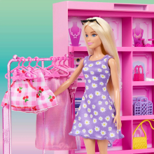                             Barbie Šatník snů v pastelových barvách s panenkou, oblečky a doplňky                        