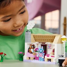                             LEGO® Animal Crossing™ 77050 Nook's Cranny a dom Rosie                        