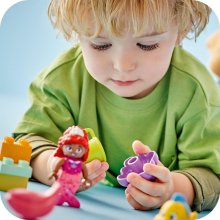                             LEGO® DUPLO® ǀ Disney 10420 Ariel a Šupinka – stánok s kávou                        